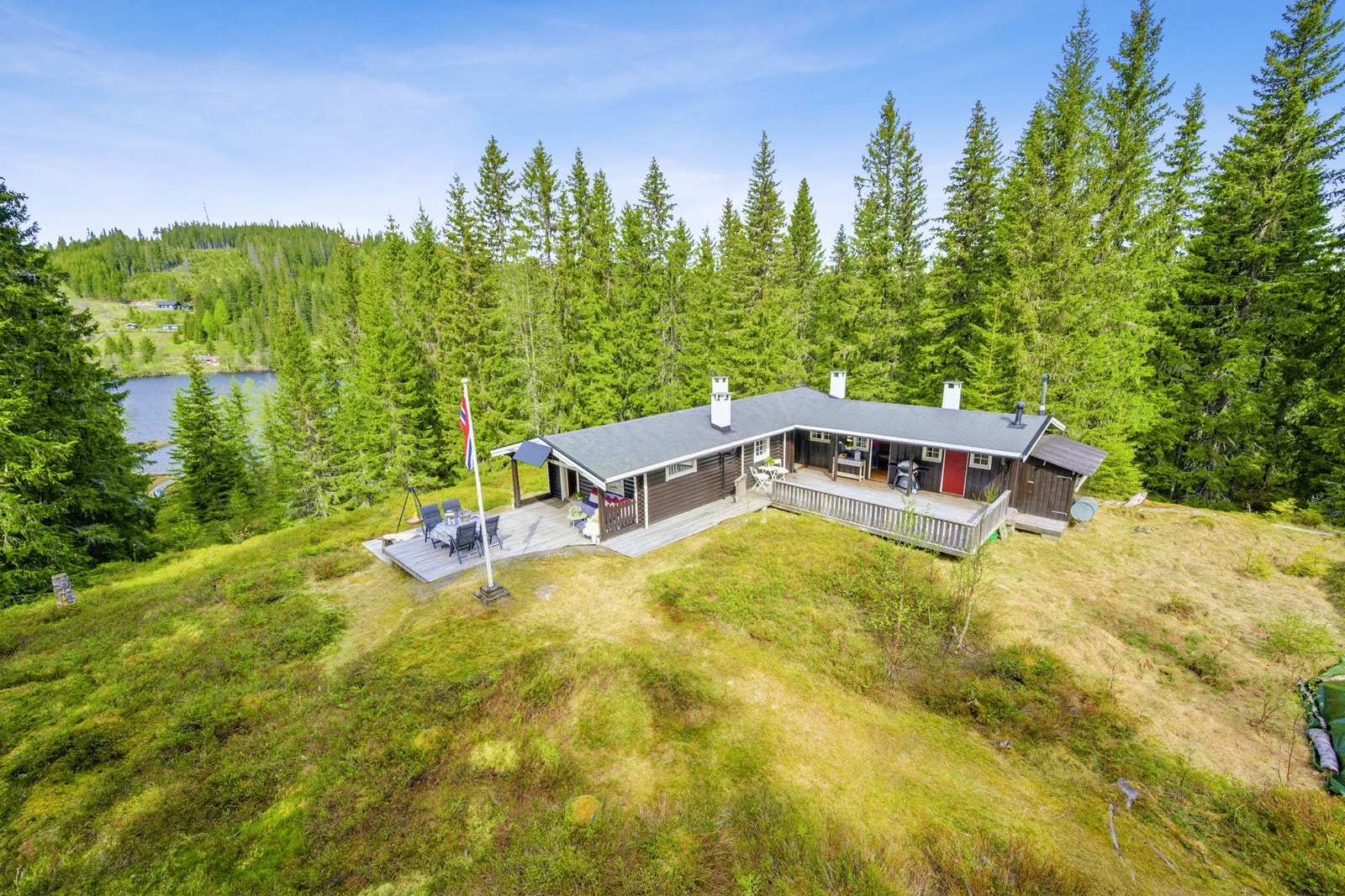 Eiendommen er helt usjenert med gode solforhold og nærhet til naturen som gir en sjelden ro og rekreasjonsverdi. Galleribilde