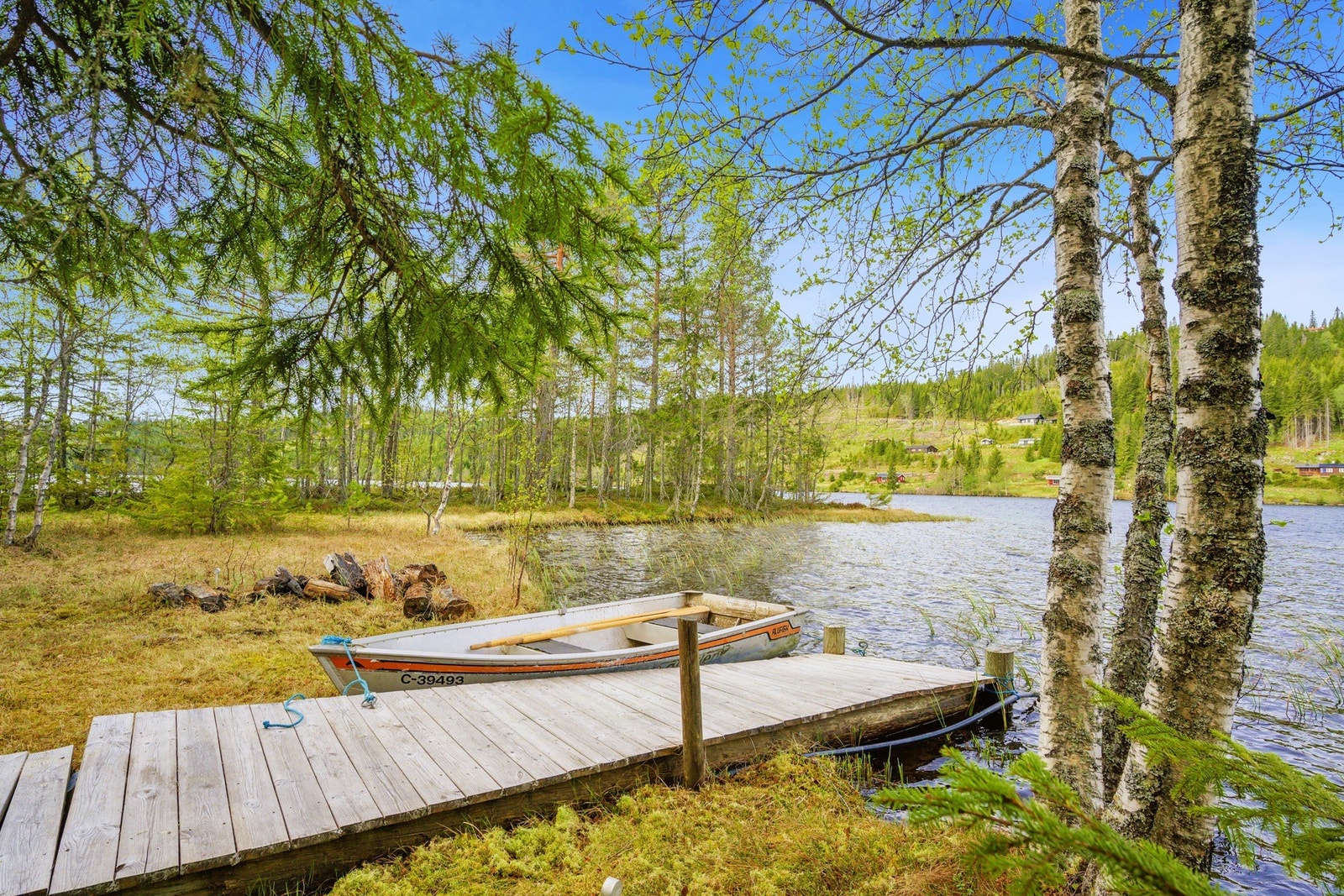 Hytta har en idyllisk og usjenert beliggenhet med tomt ned til Øyangen. Hytten ligger på en høyde, ca. 70 meter ovenfor vannet. Galleribilde