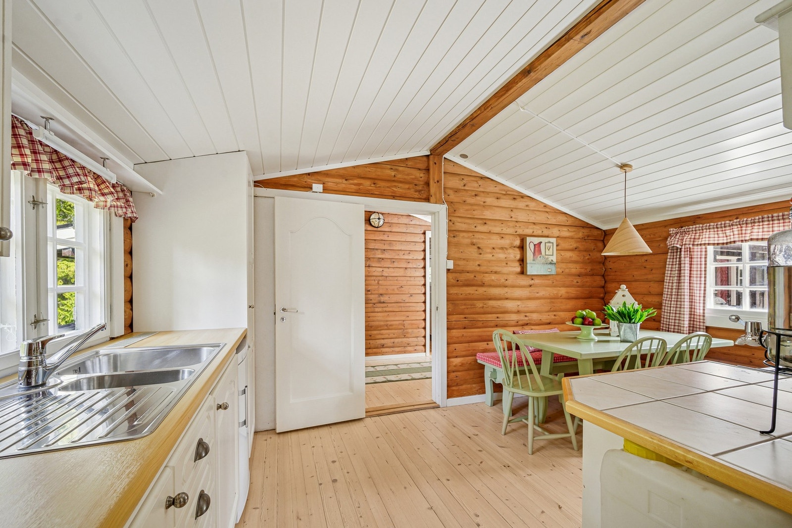 Kjøkkenet har en malt furu kjøkkeninnredning med profilerte fronter. Galleribilde