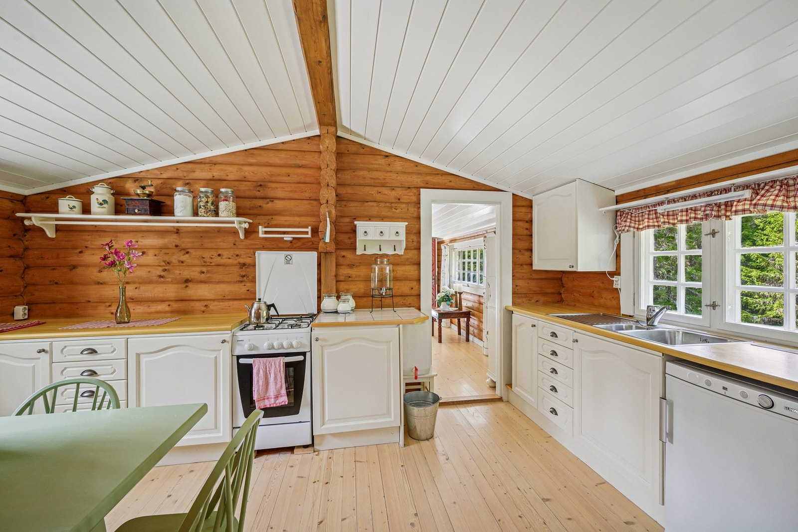 Det er avsatt plass til frittstående komfyr og kjøleskap. Hvitevarene benytter gass, og gassbeholderen er plassert i krypkjeller Galleribilde