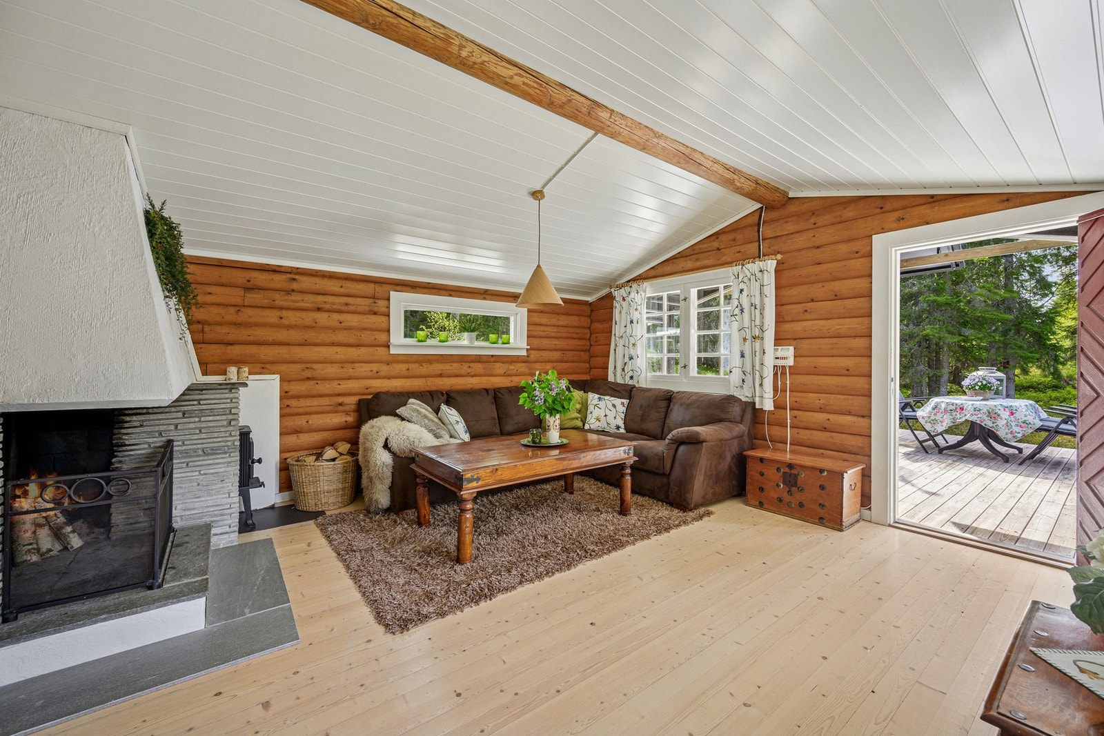 Fra stuen er det direkte utgang solrik terrasse som strekker seg rundt hytta på hele 74 kvm. Galleribilde