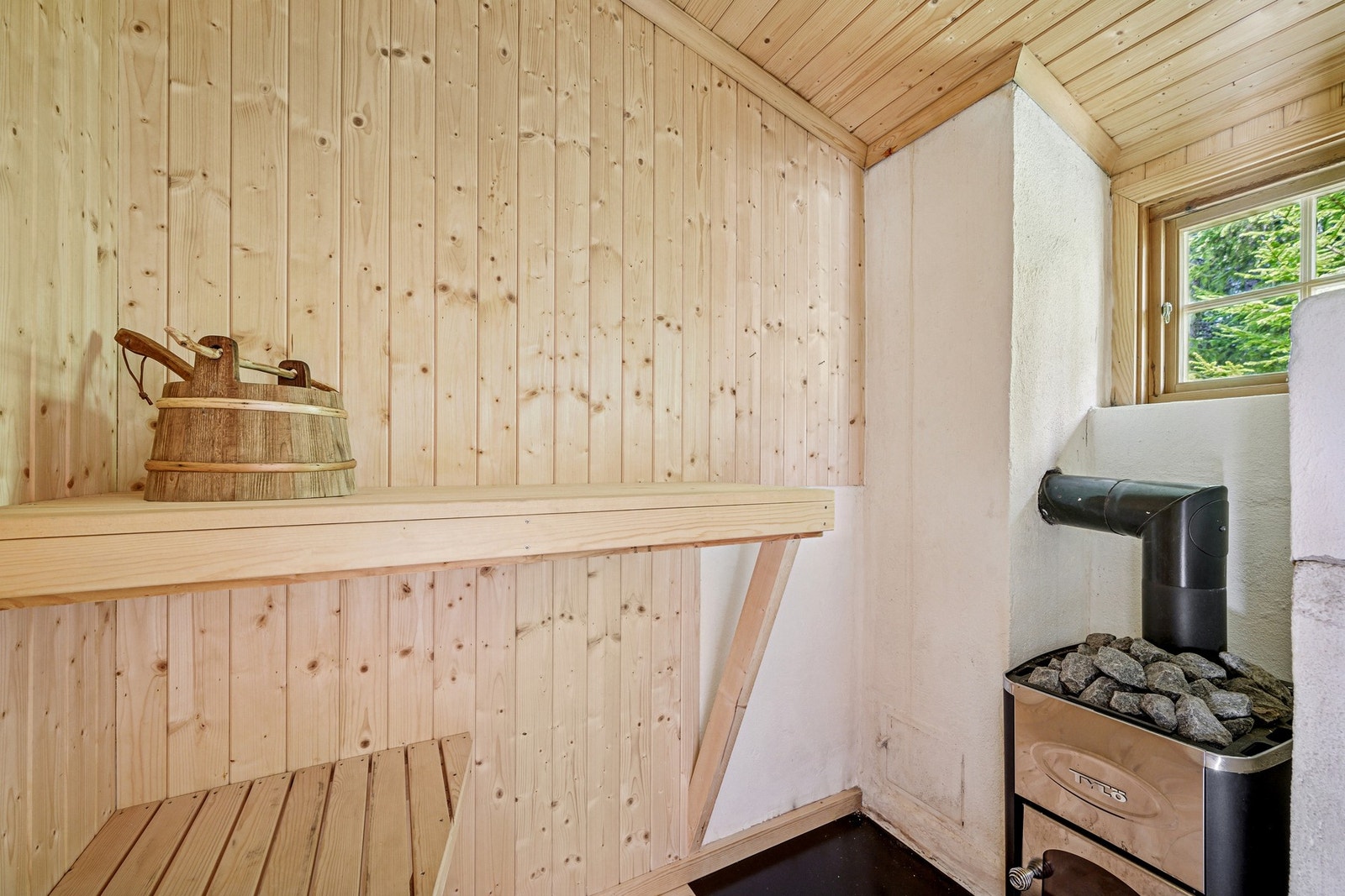 Det er installert vedfyrt badstueovn. Galleribilde