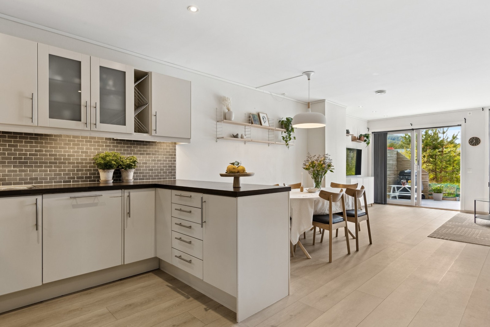 Praktisk kjøkkenøy som legger til rette for sosial matlaging. Galleribilde