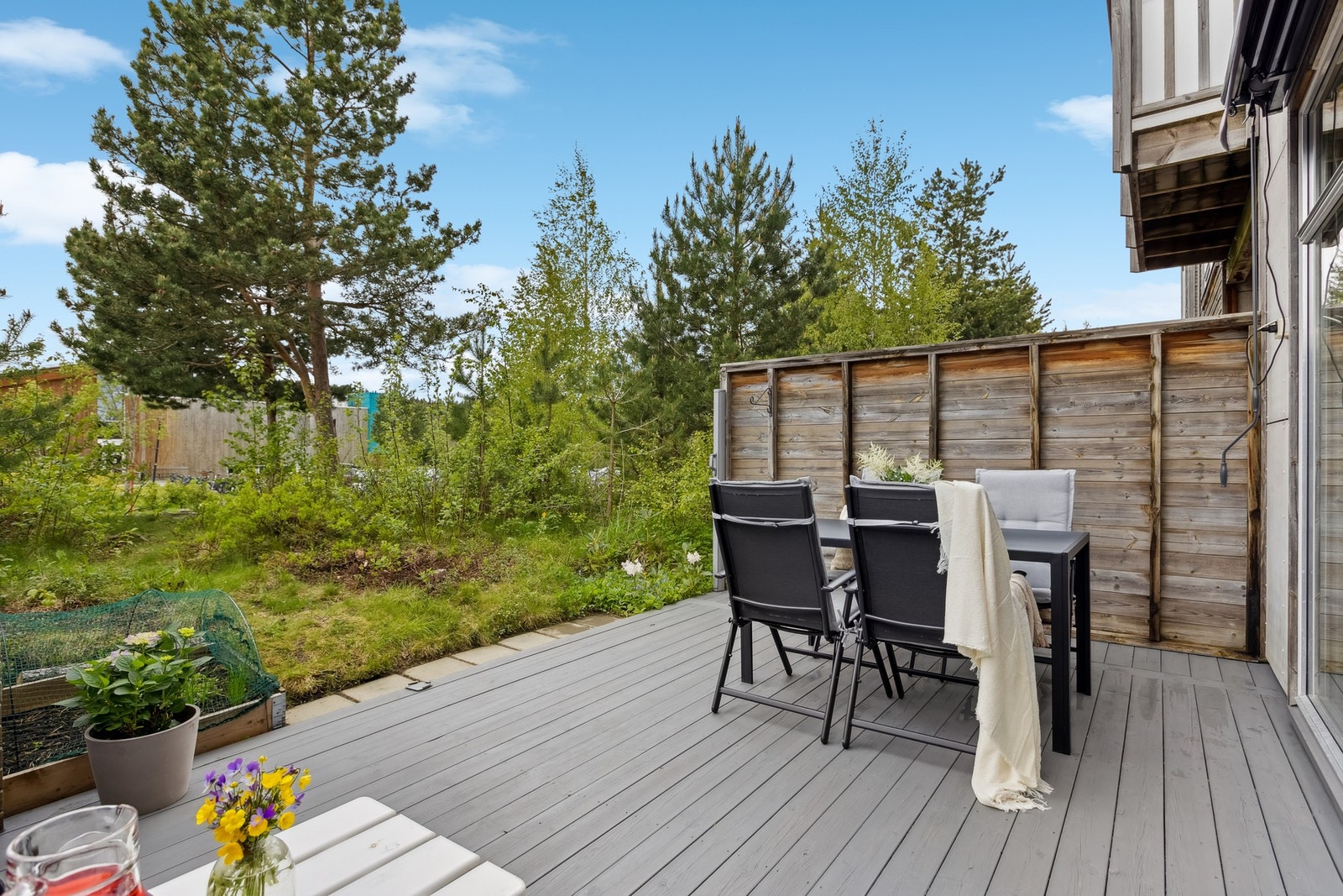 Boligen er vendt ut mot friområde med lite innsyn. Galleribilde