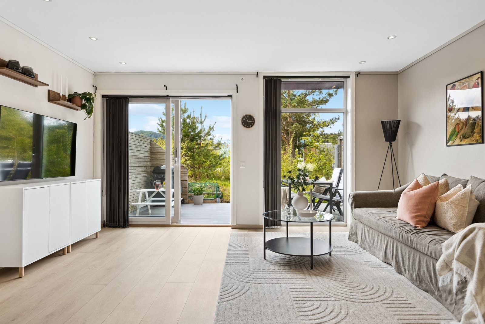 Et innbydende og praktisk rekkehus beliggende i et rolig og barnevennlig boligområde på Brekkåsen. Galleribilde