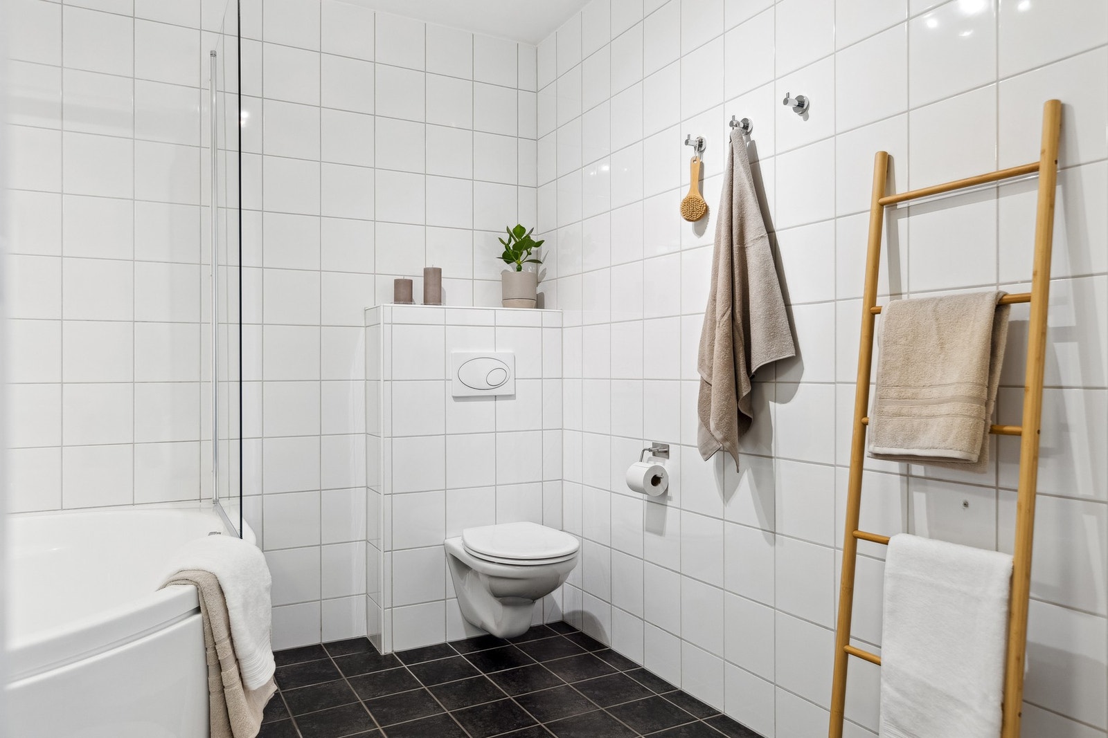 Downlights og malt overflate i himling. Galleribilde