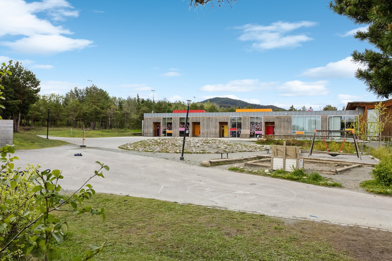 Skole, barnehage og idrettsanlegg i umiddelbar nærhet. Galleribilde