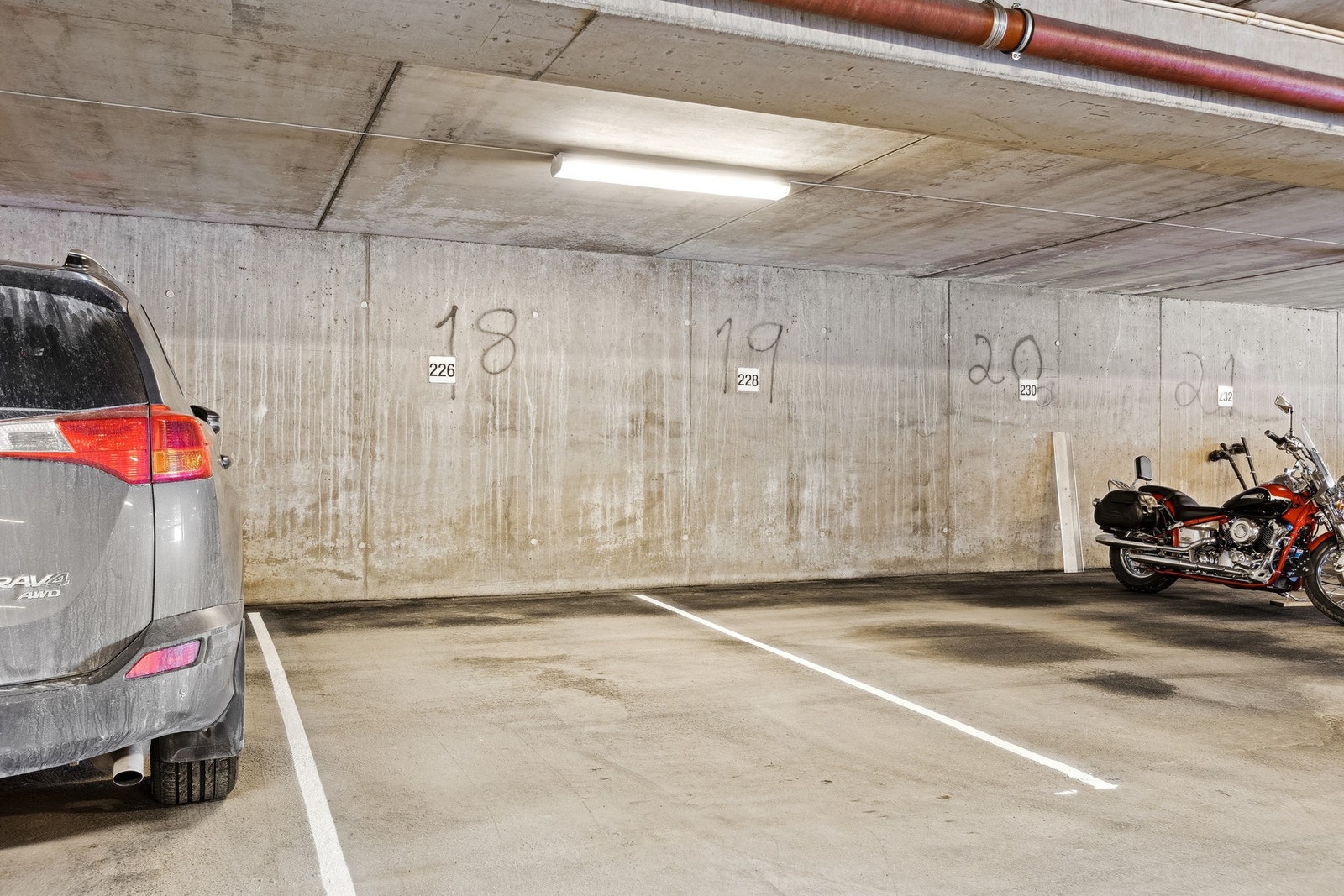 Rekkehuset har også en tilhørende parkeringsplass i felles parkeringskjeller. Det er mulighet for å installere elbillader. Galleribilde