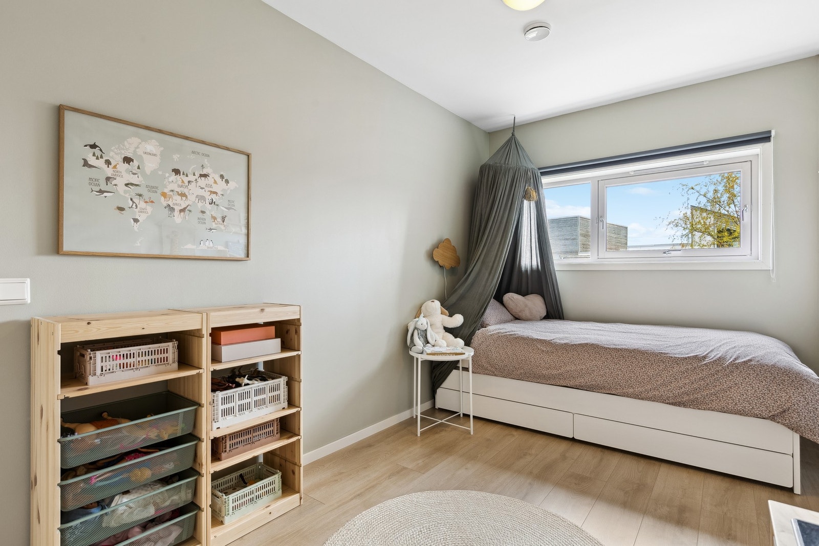 Soverommet er på ca. 11 kvm og har en romslig PAX-garderobe med rikelig oppbevaringsplass. Ifølge eier medfølger garderoben i salget. Galleribilde