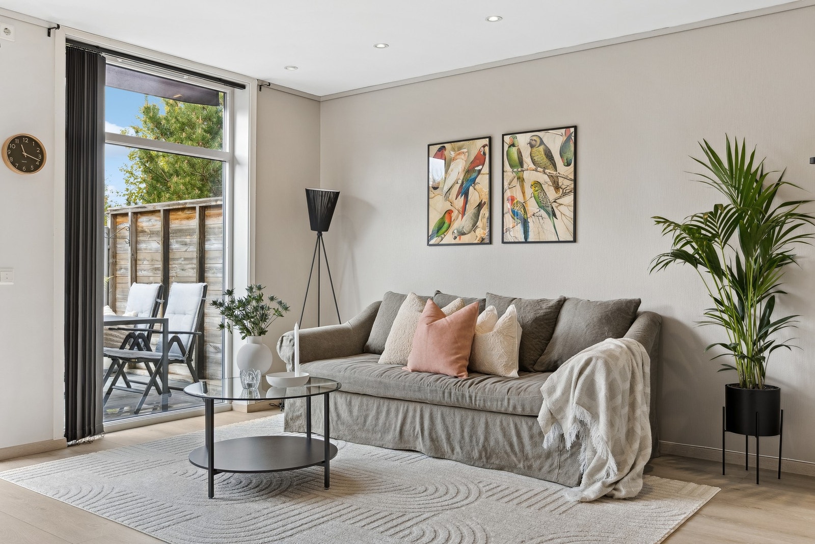 I husets hovedetasje finner du stue, kjøkken, vaskerom, entrè og praktisk separat toalettrom. Galleribilde