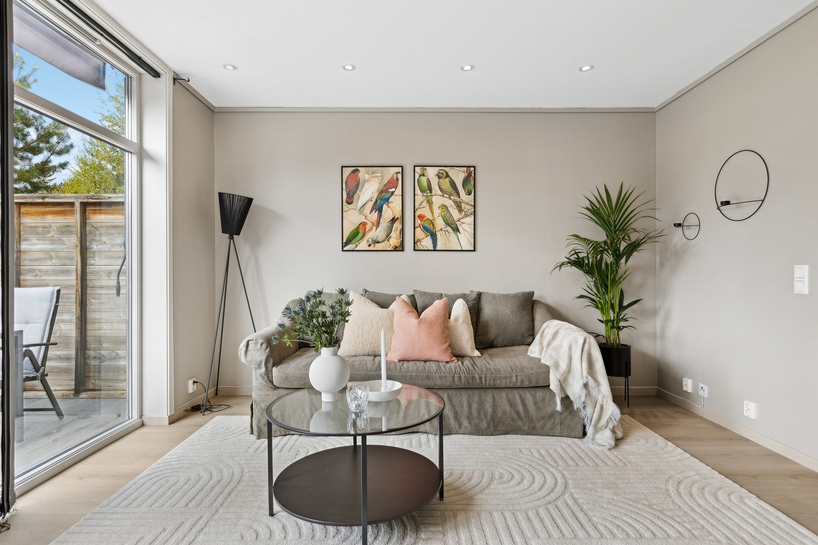 Rekkehuset er oppgradert med smakfulle og tidløse fargevalg, som gir et stilrent og innbydende hjem. Det ble lagt nytt gulv i hele boligen høsten 2022 (ikke i flislagte rom og bod). Galleribilde