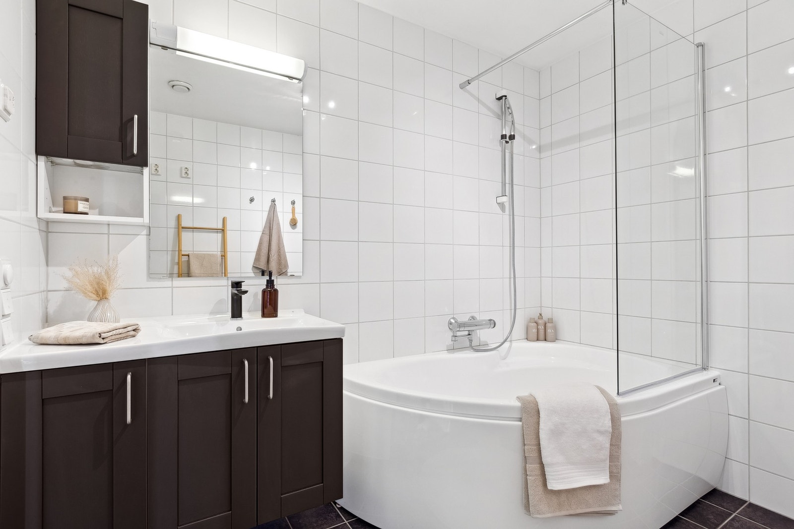 Tidløst flislagt bad, ilagt varme i gulv. Galleribilde