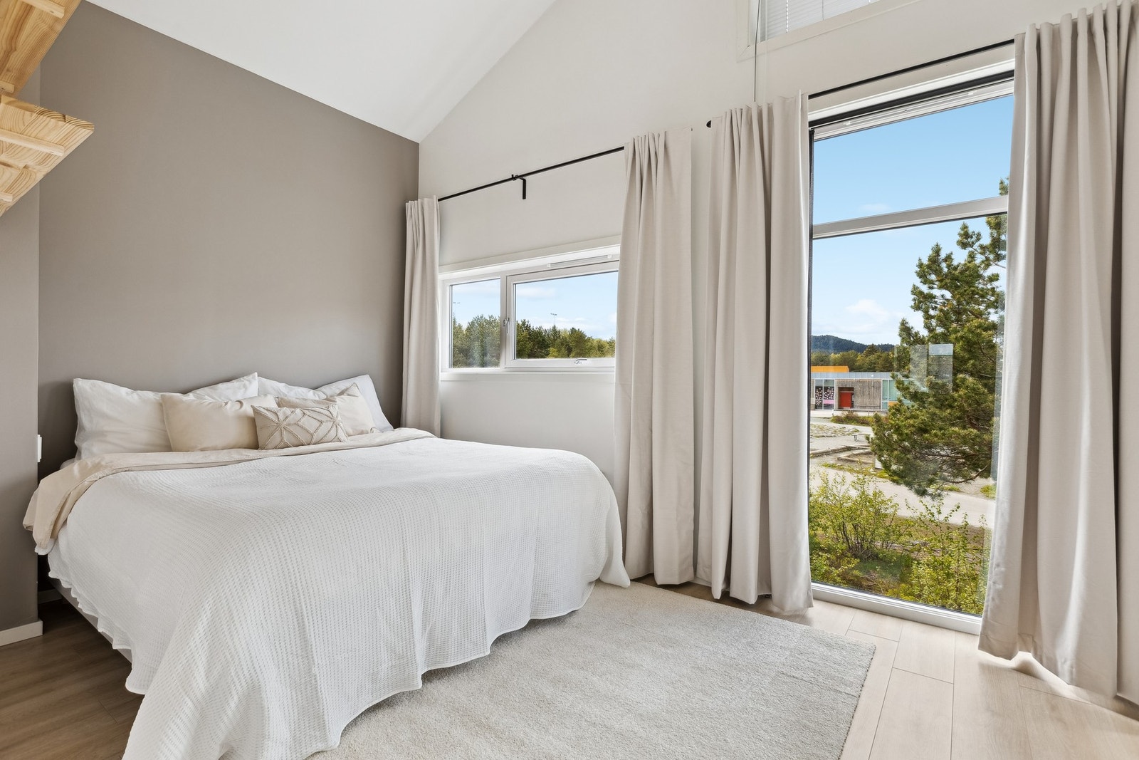 Rekkehuset har en praktisk planløsning med soverommene og bad samlet i 2. etasje. Galleribilde