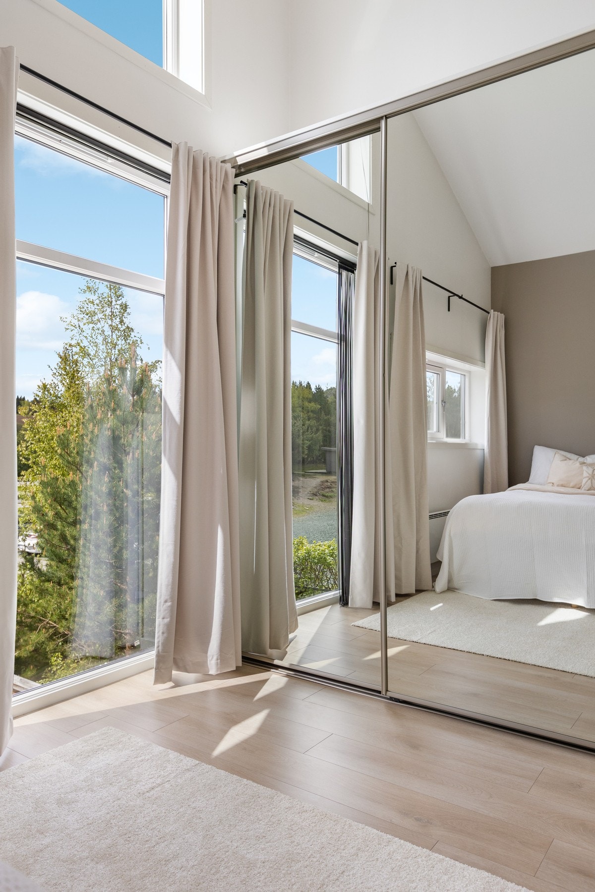 Her er det etablert en praktisk skyvedørsgarderobe. Galleribilde