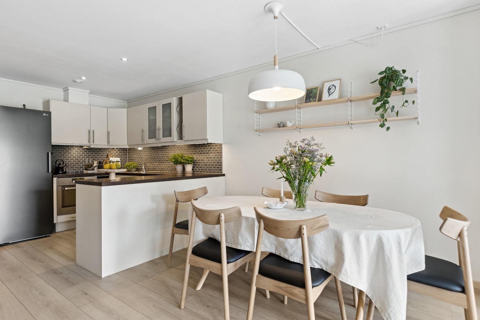 Mellom stue og kjøkken finner spisegruppen sin naturlige plass. Boligen har pipe med mulighet for å etablere vedovn. Galleribilde