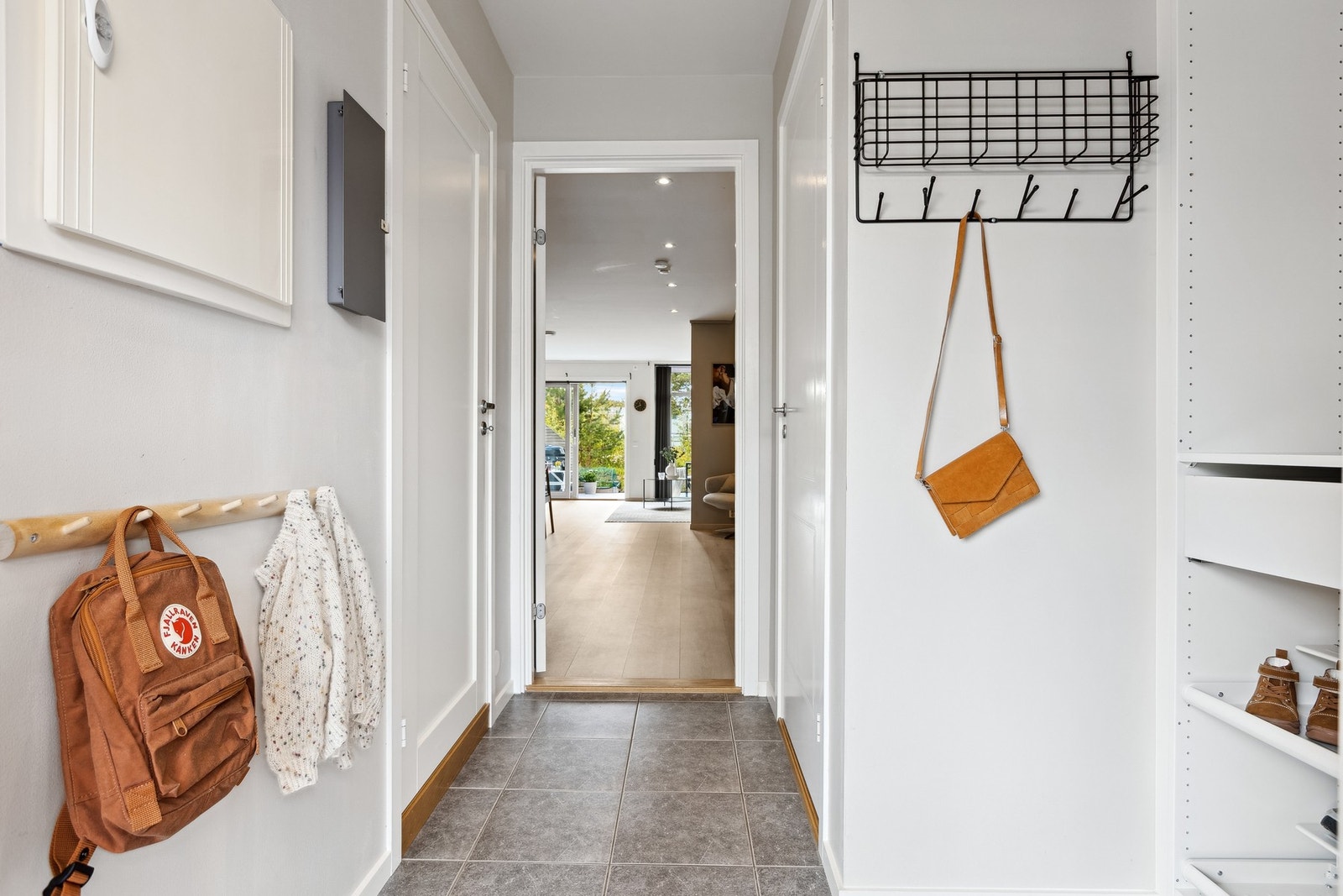 Flott entrè med praktiske oppbevaringsmuligheter. Galleribilde