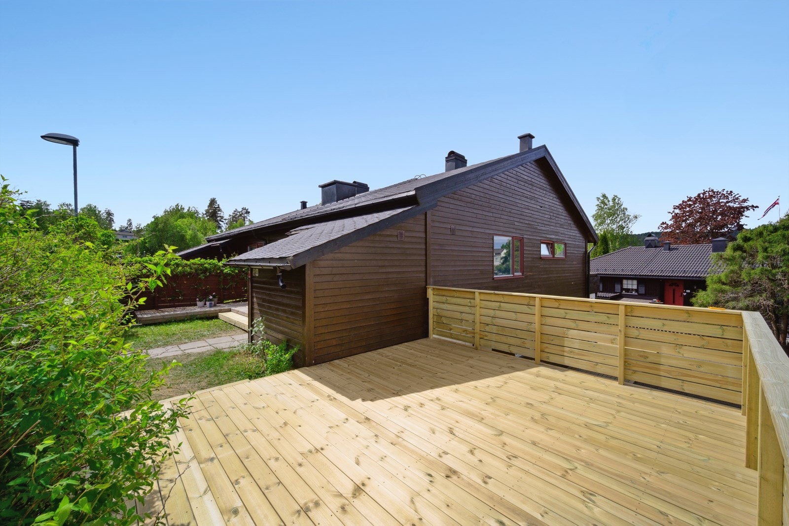 Romslig terrasse som innbyr til både avslapning og sosiale sammenkomster, med god plass til sittegrupper, grill og utemøbler. Ny i år. Galleribilde