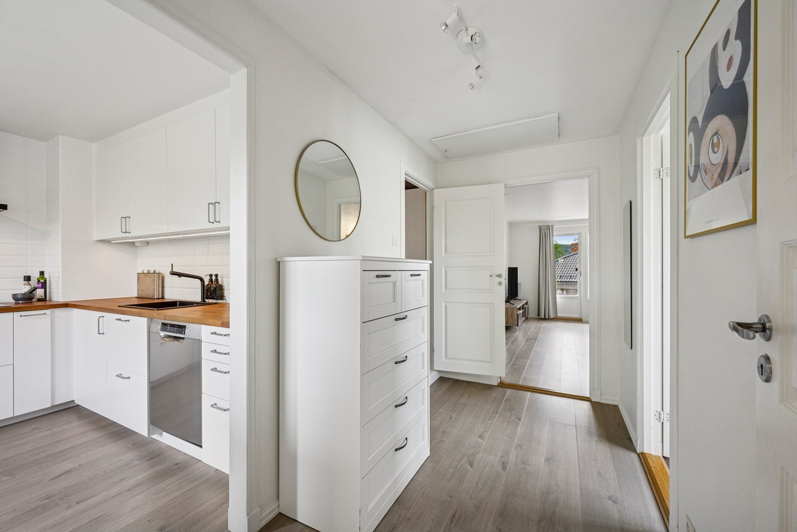 Velkommen inn! Lys og innbydende gang som gir et godt førsteinntrykk av boligen. Galleribilde