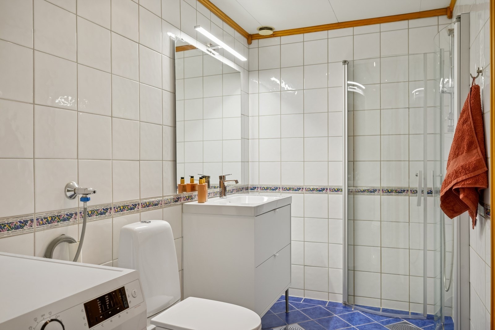 Badet er av eldre dato og representerer en flott mulighet for deg som ønsker å modernisere etter egen stil og behov. Galleribilde