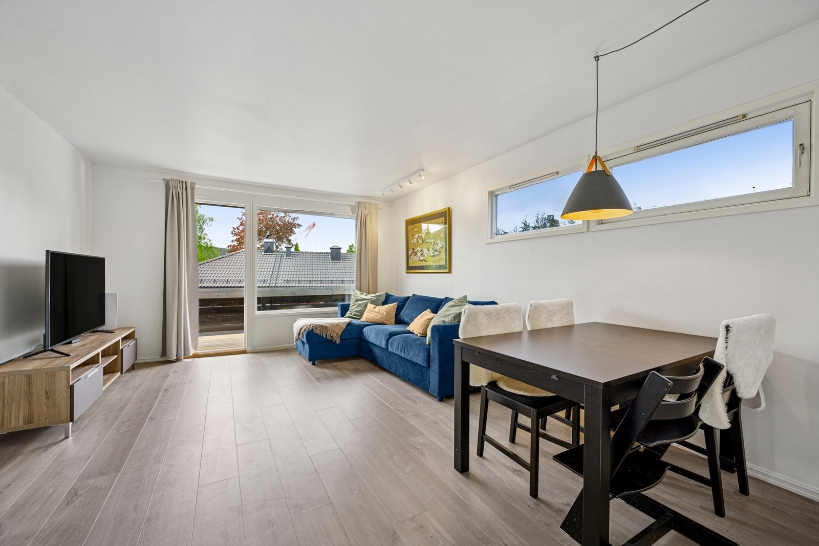 De store vindusflatene slipper inn rikelig med naturlig lys og bidrar til en luftig og trivelig atmosfære. Galleribilde