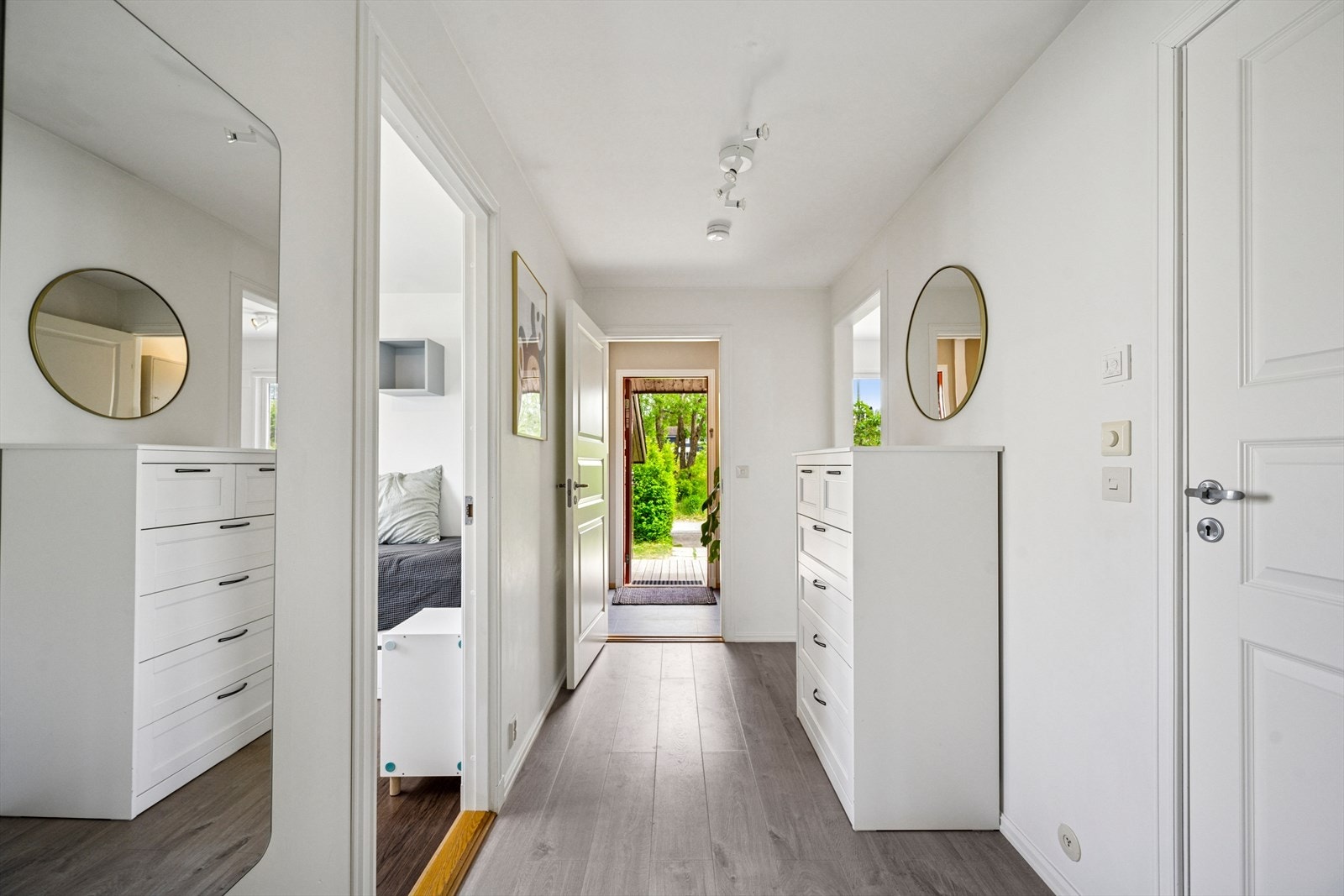 Den langstrakte utformingen gir god plass til å bevege seg. Enkel adkomst til kjøkken, stue, soverom og bad. Galleribilde