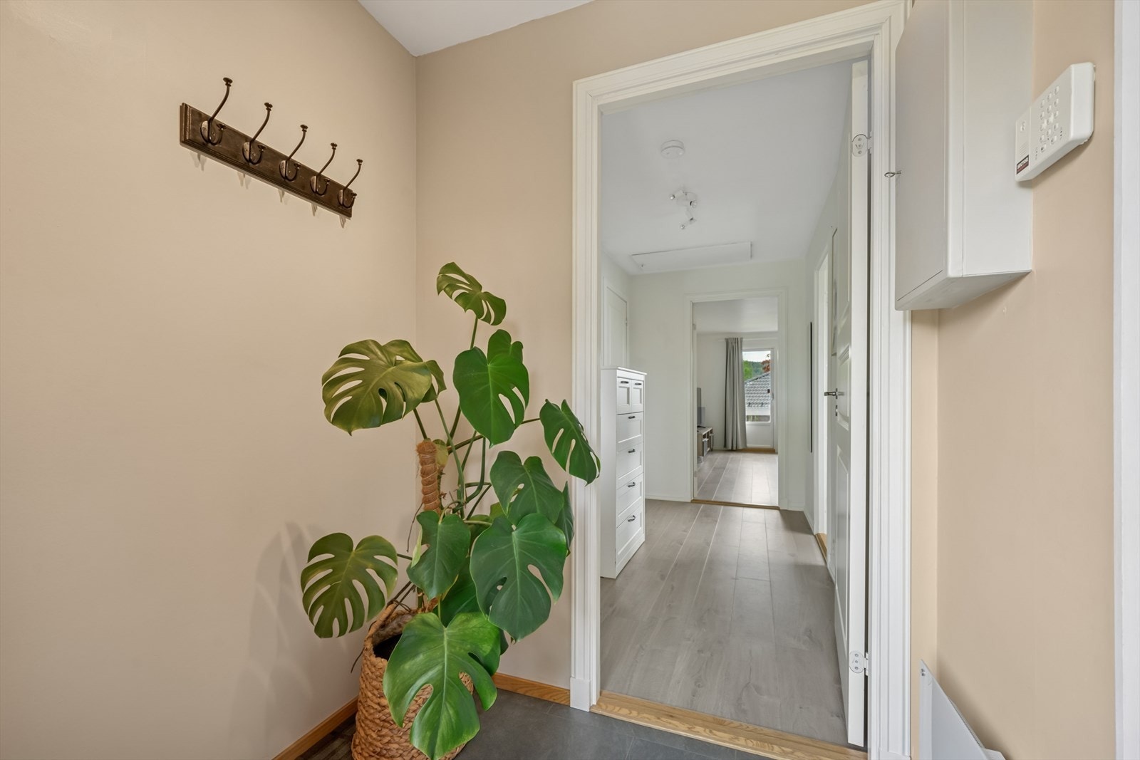 Her er det god plass til å henge fra seg yttertøy og sette fra seg sko, samtidig som de lyse overflatene og den åpne løsningen skaper en luftig og velkommende atmosfære. Galleribilde