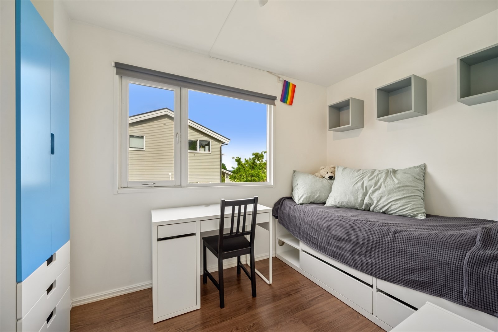 Leiligheten har to soverom. Soverom 2 egner seg perfekt som barnerom, gjesterom eller et lyst og praktisk hjemmekontor - tilpasset dine behov. Galleribilde