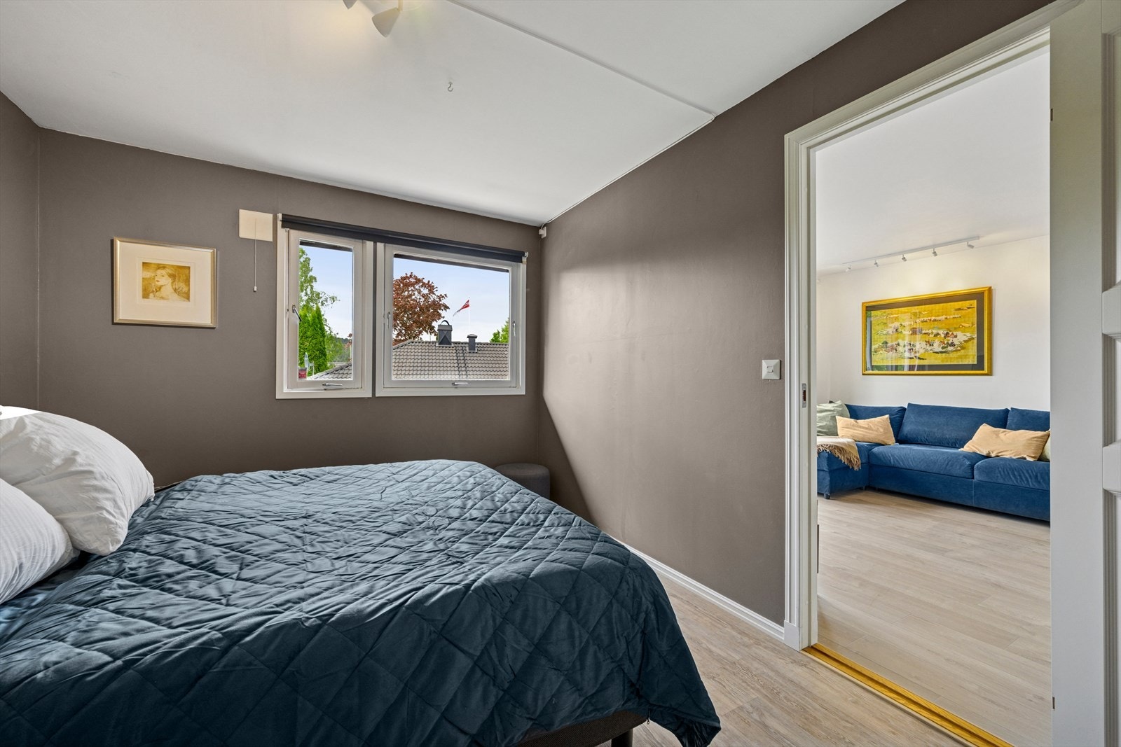 Soverommet er malt i lune, harmoniske fargetoner som skaper en rolig og avslappende atmosfære - perfekt for hvile og avkobling. Galleribilde