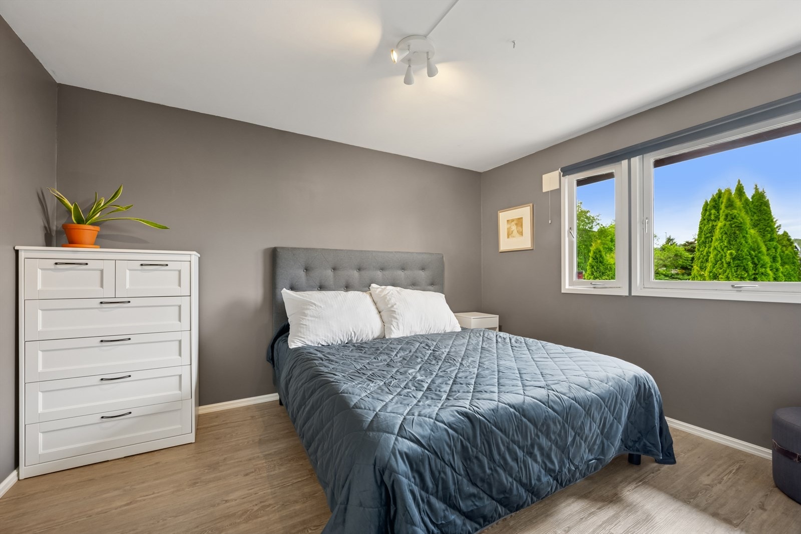 Hovedsoverommet byr på svært god plass til dobbeltseng, garderobeløsning og øvrig møblement, og gir en rolig ramme for avslapning. Galleribilde