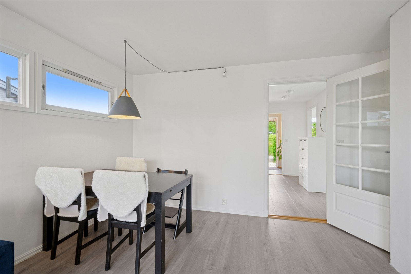 Det er god plass for stort spisebord for hyggelige selskap. Galleribilde