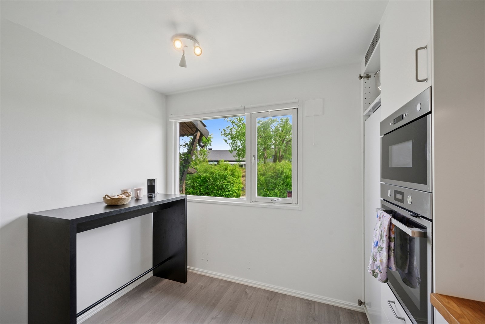 Her er det plass til et hyggelig frokostbord - perfekt for rolige morgener med kaffekoppen og dagens første måltid i lyse og trivelige omgivelser. Galleribilde