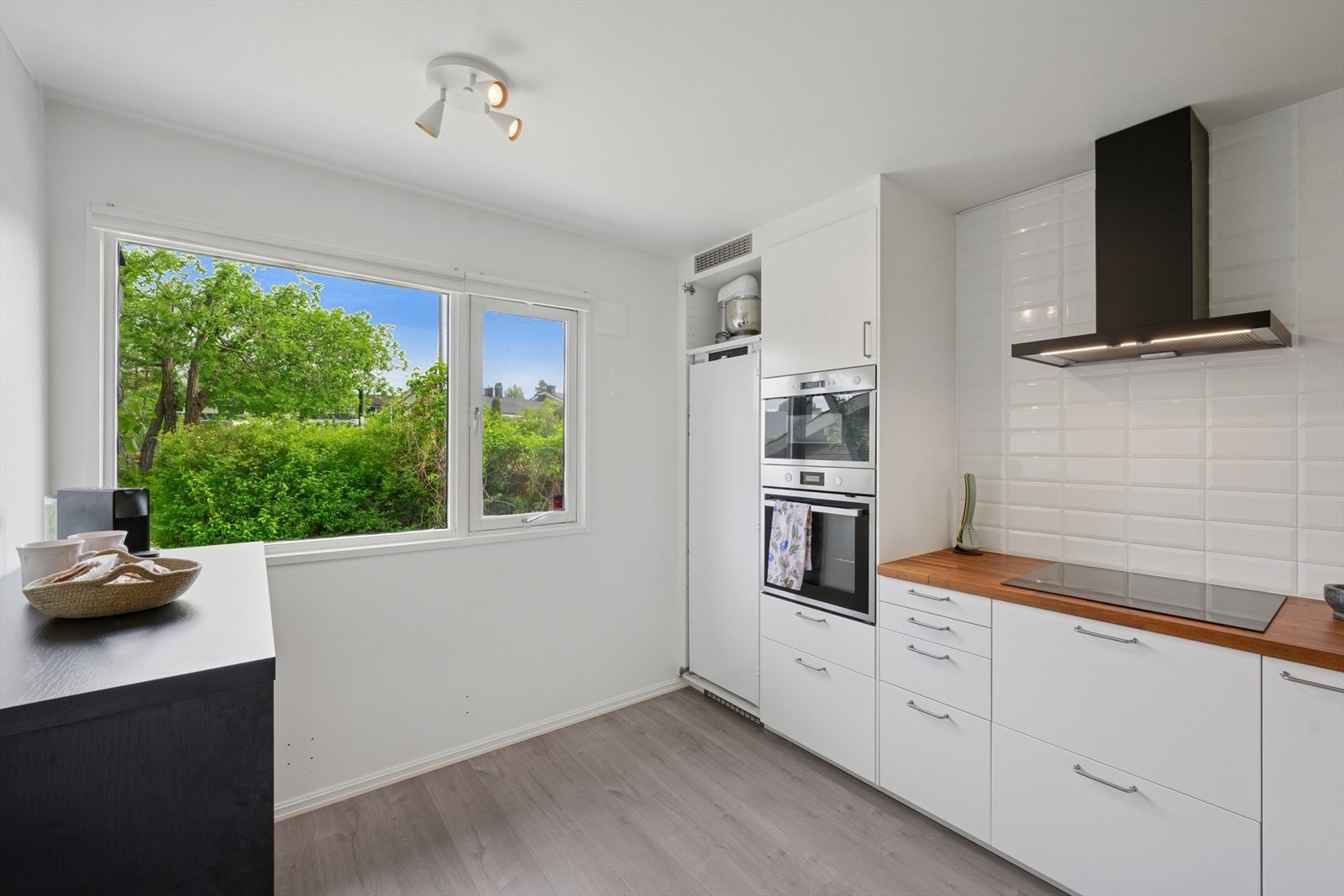 De store vindusflatene slipper inn rikelig med naturlig lys og skaper en lys og luftig atmosfære som forsterker romfølelsen i boligen. Galleribilde