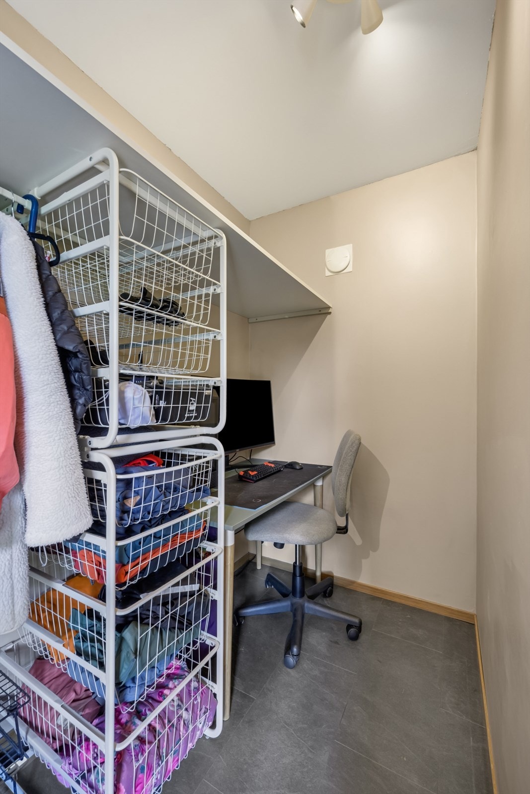 Til høyre for inngangspartiet finner du en praktisk garderobeløsning med god oppbevaringsplass. Selger har delvis benyttet området som hjemmekontor. Galleribilde