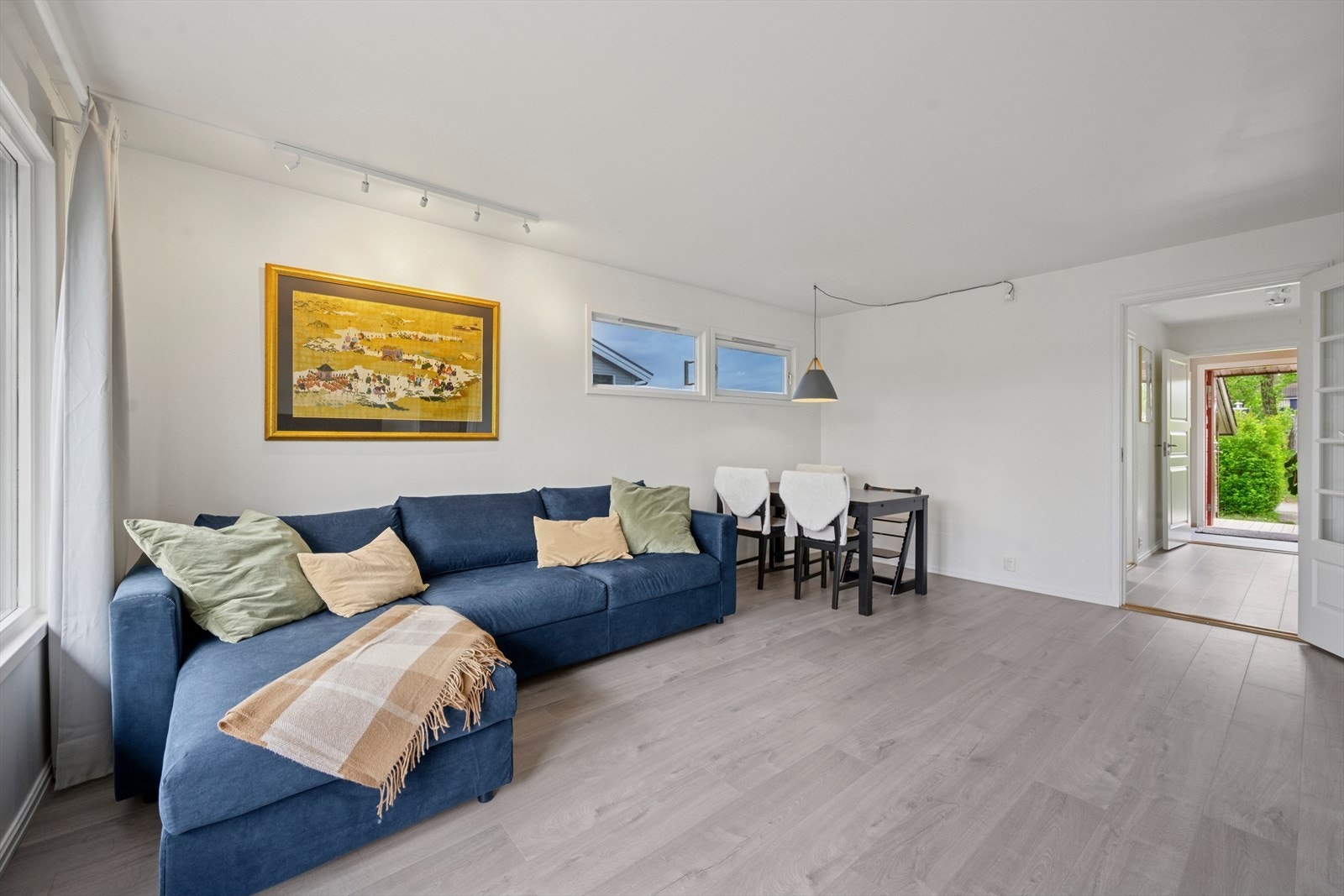 Det er tilrettelagt for installasjon av peis, noe som gir mulighet for ekstra varme og en lun stemning på kjølige dager. Galleribilde