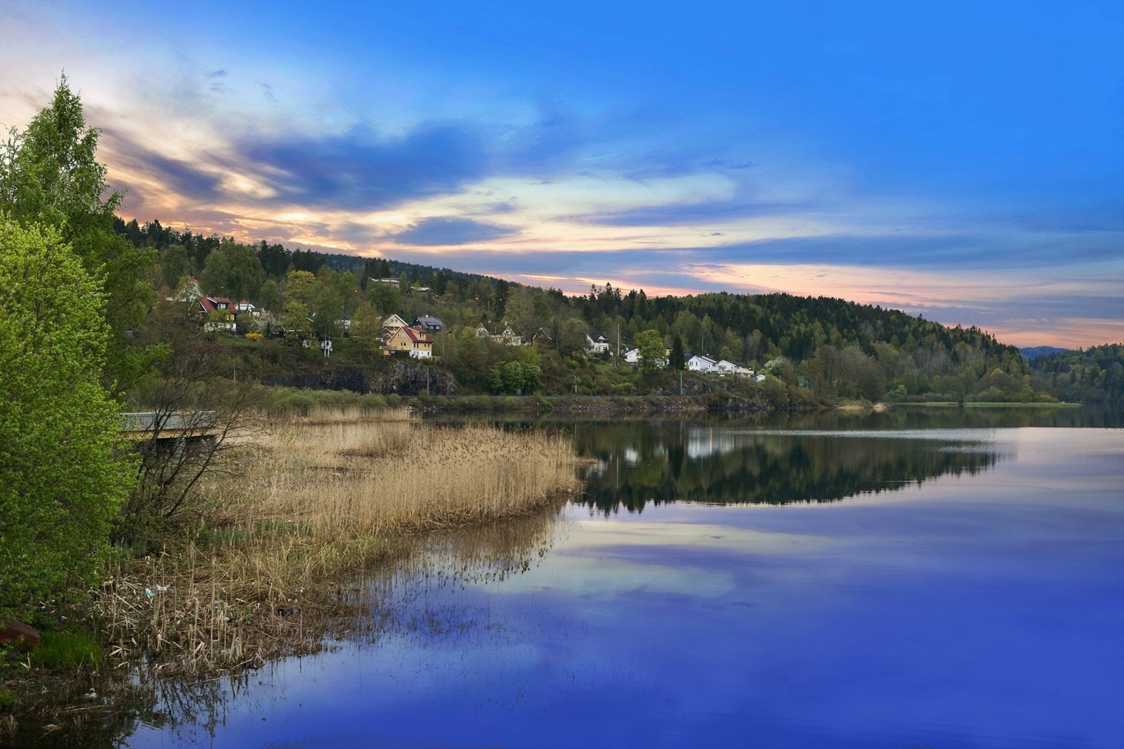 Gjellumvannet ligger sentralt i Heggedal, et yndet bade- og fiskeevann. Galleribilde