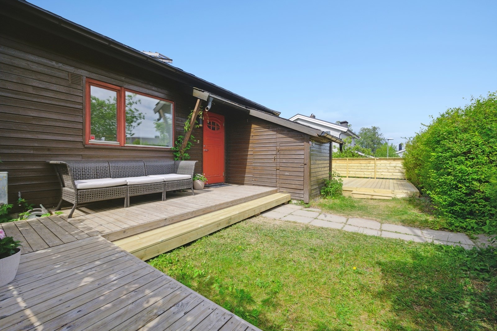 Uteområdet byr på god plass til trampoline - perfekt for aktive barn og lek i trygge omgivelser. Galleribilde