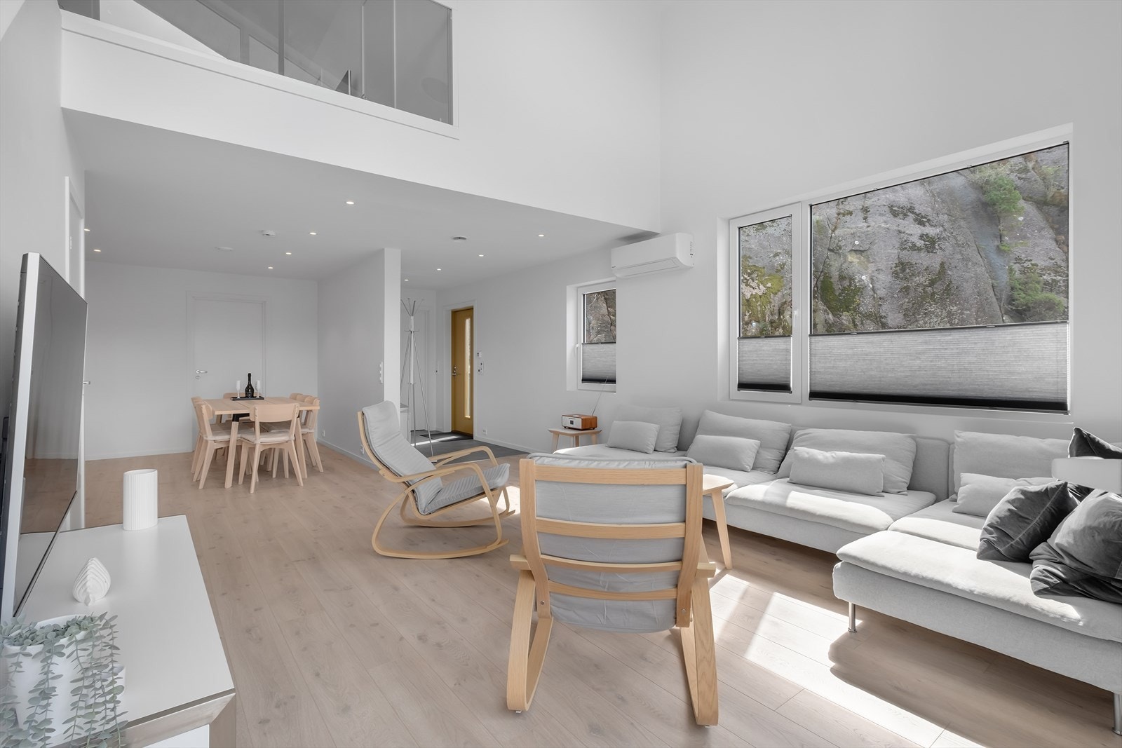 God takhøyde i stua som gir en god romfølelse! Galleribilde