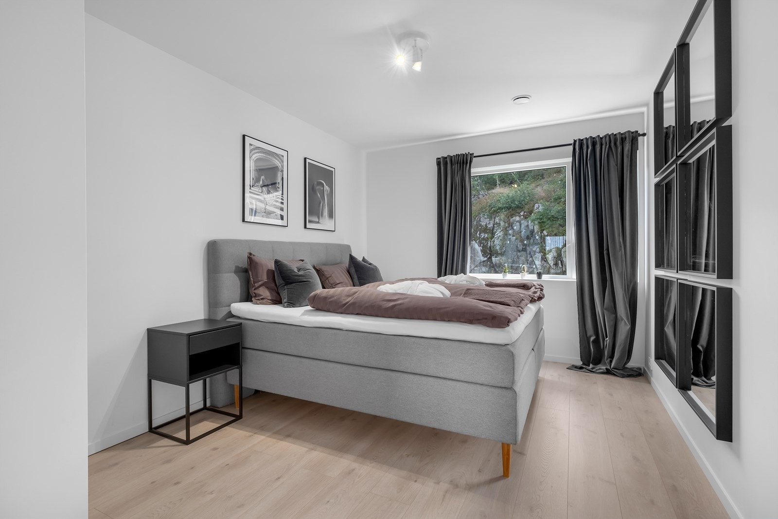 Boligens hovedsoverom er av god størrelse med plass til dobbeltseng og tilhørende møblement. Galleribilde