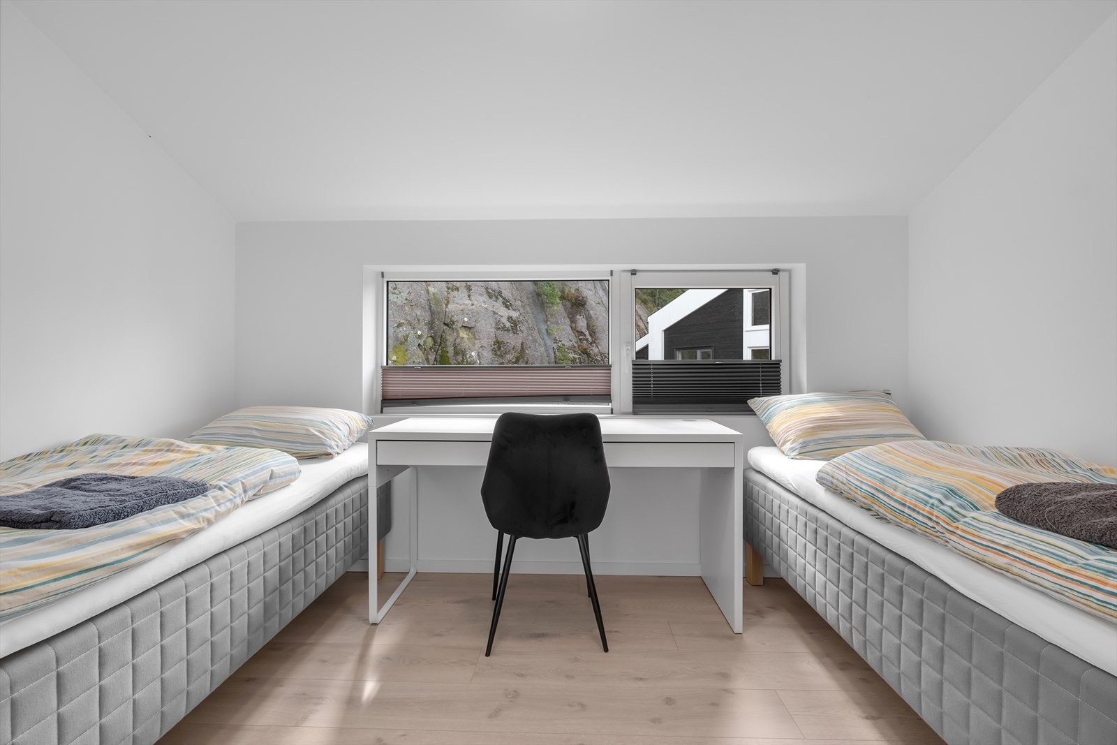 Romslig soverom med plass til 2 enkeltsenger eller 1 dobbeltseng. Galleribilde