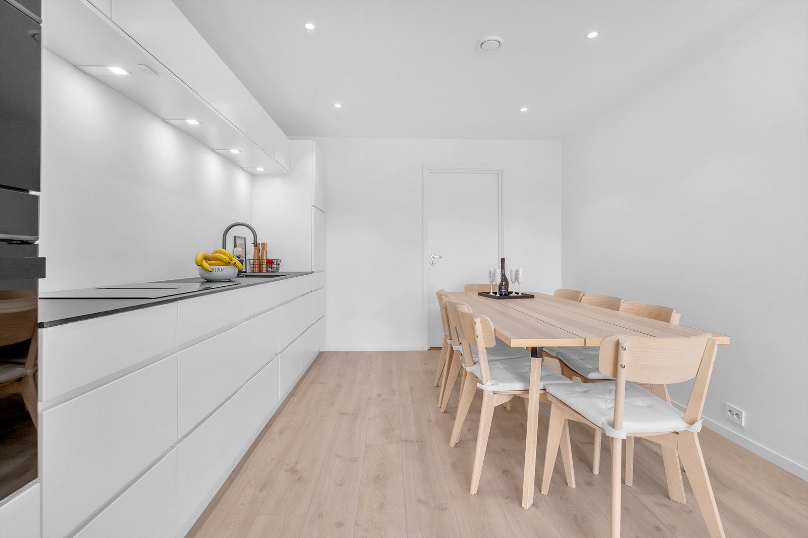 God plass til langbord og tilhørende møblement. Galleribilde