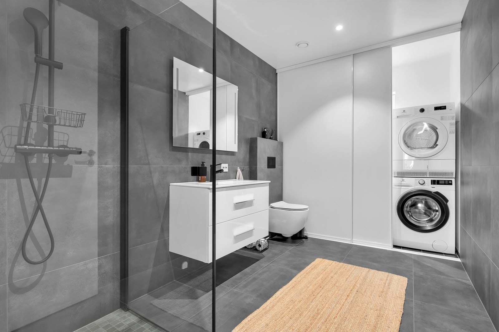 Bad med opplegg for vaskemaskin og tørketrommel Galleribilde