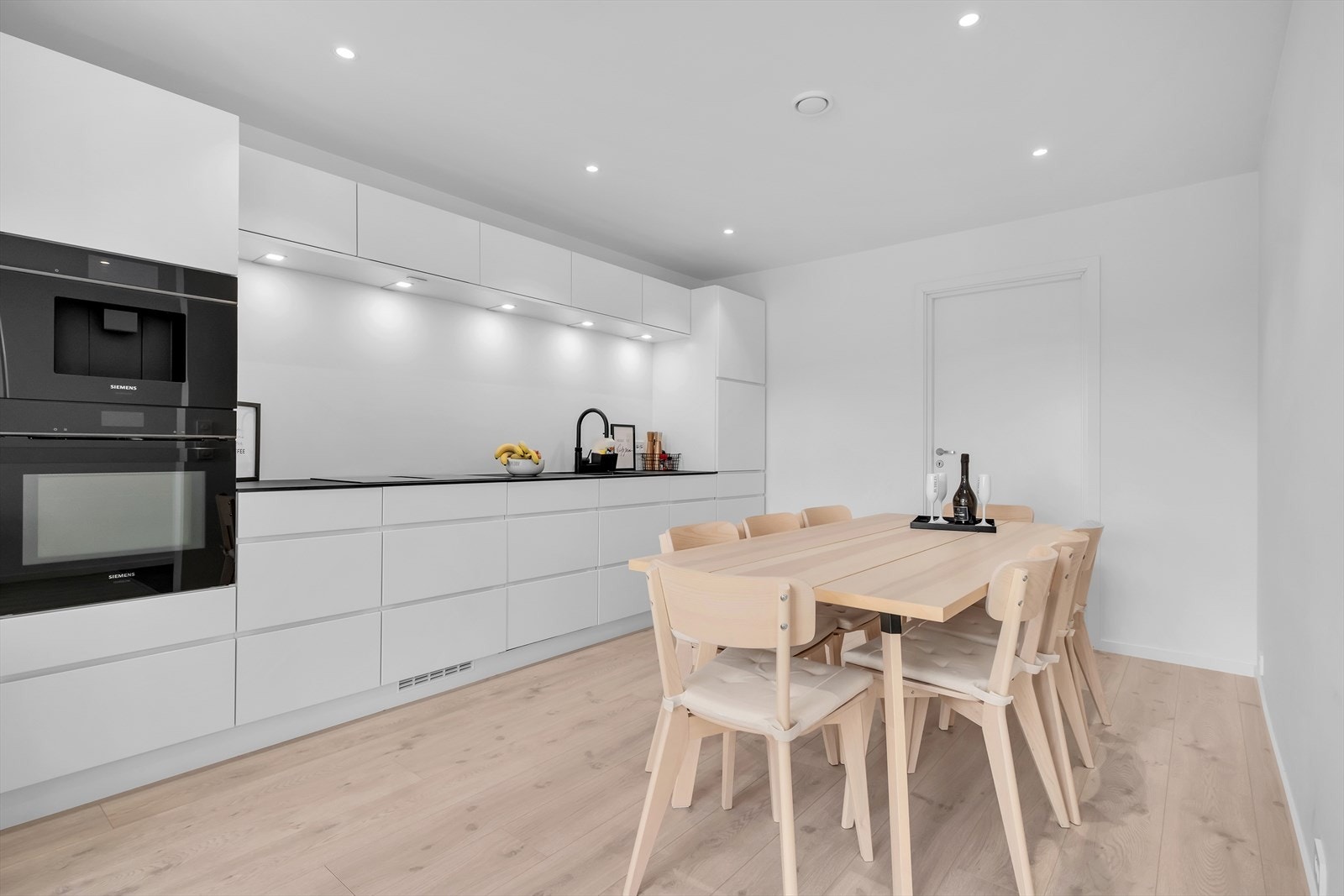 Stort og deilig kjøkken fra Kvikk med integrerte hvitevarer Galleribilde