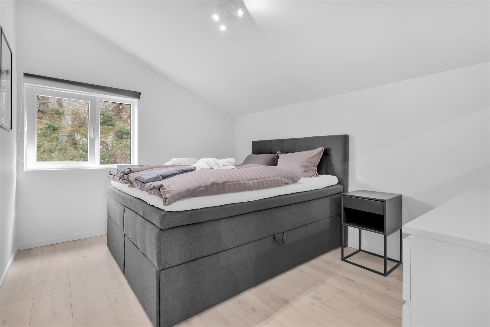Flott soverom på loft med god plass til dobbeltseng og tilhørende møblement. Galleribilde