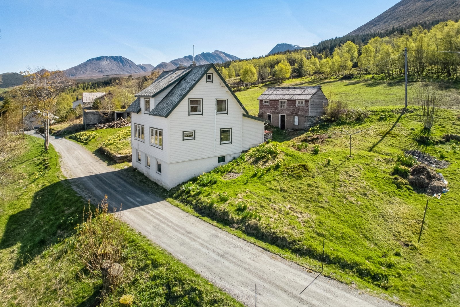 På tunet har ein våningshus og uthus, i tillegg til murane av tidlegare driftsbygg Galleribilde