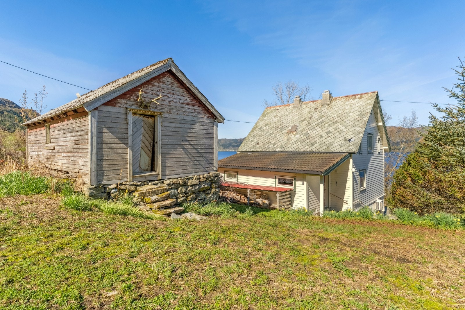 Uthuset er i dag nytta som lager Galleribilde