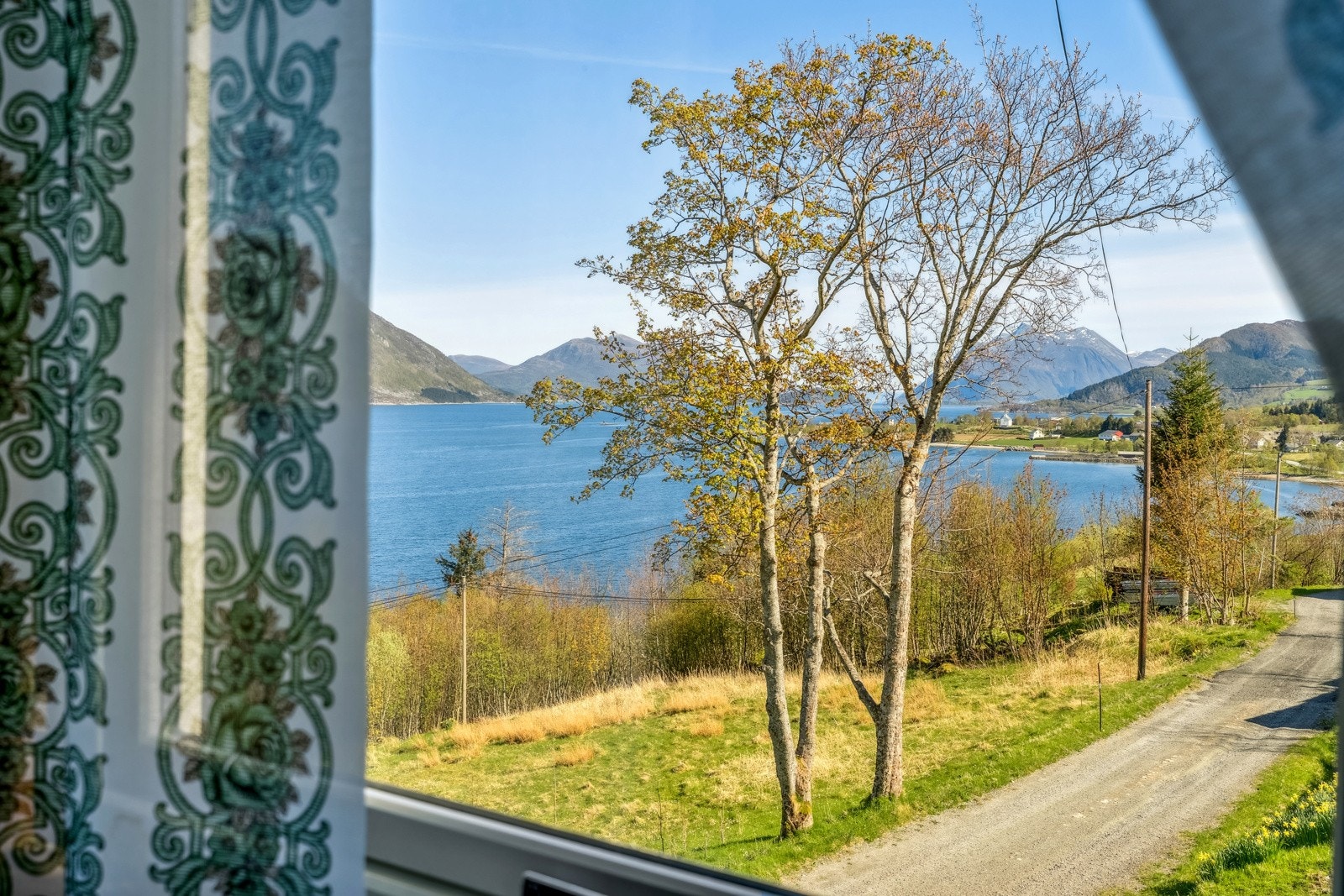 Eigedomen ligg fint til med ca 5 minutt til den døgnopne daglegvarebutikken i bygda Galleribilde