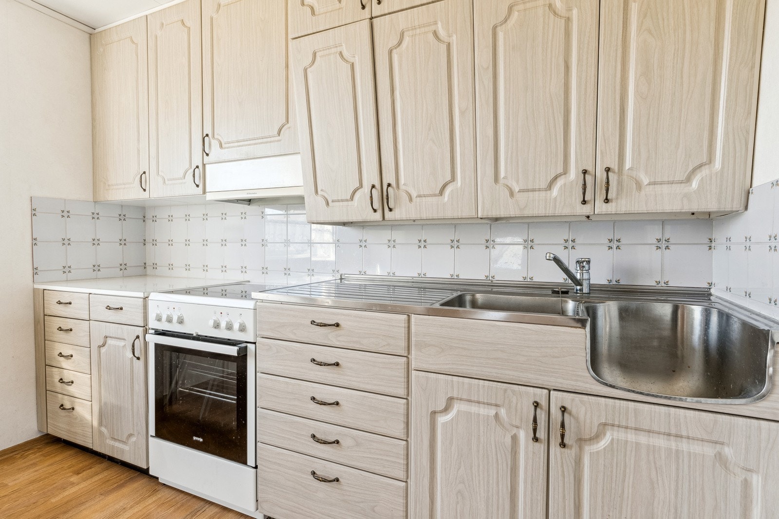 Kjøkkeninnreiinga har lyse profilerte frontar Galleribilde