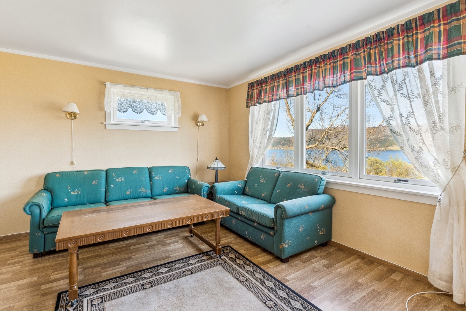 Mykje vindauge som gjev godt med naturleg lys og god romkjensle Galleribilde