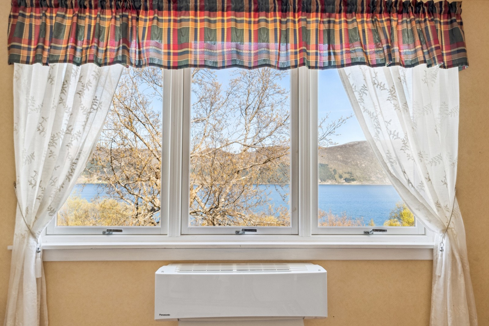 Frå stovene har ein flott utsikt mot Rovdefjorden Galleribilde