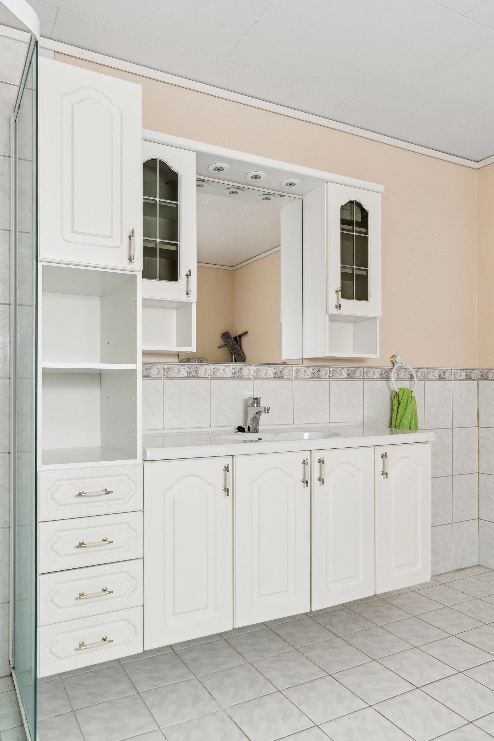 Badet er utstyrt med wc, dusj, baderomsinnreiing og opplegg for vaskemaskin/tørketrommel Galleribilde